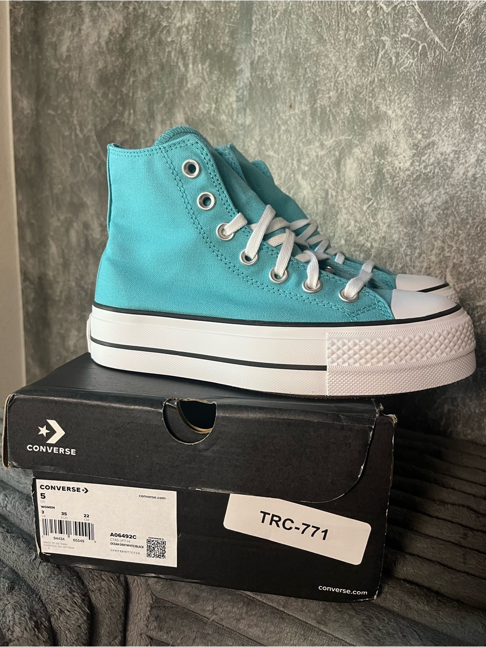 Converse Women’s High Top Platform Sneakers in Turquoise new in box Soo cute!!